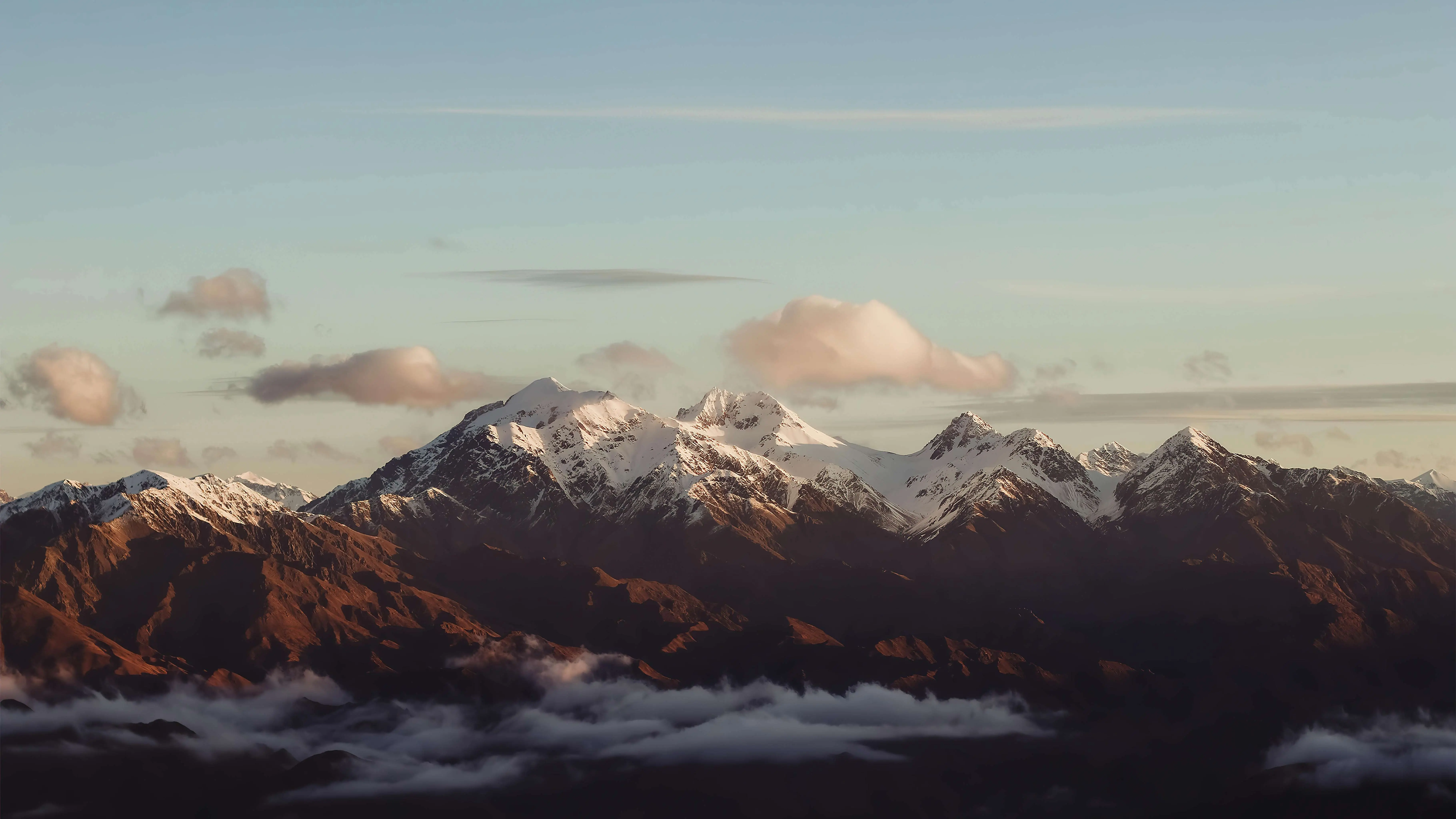 雪山云海壮丽风光壁纸 7281×4096 预览图