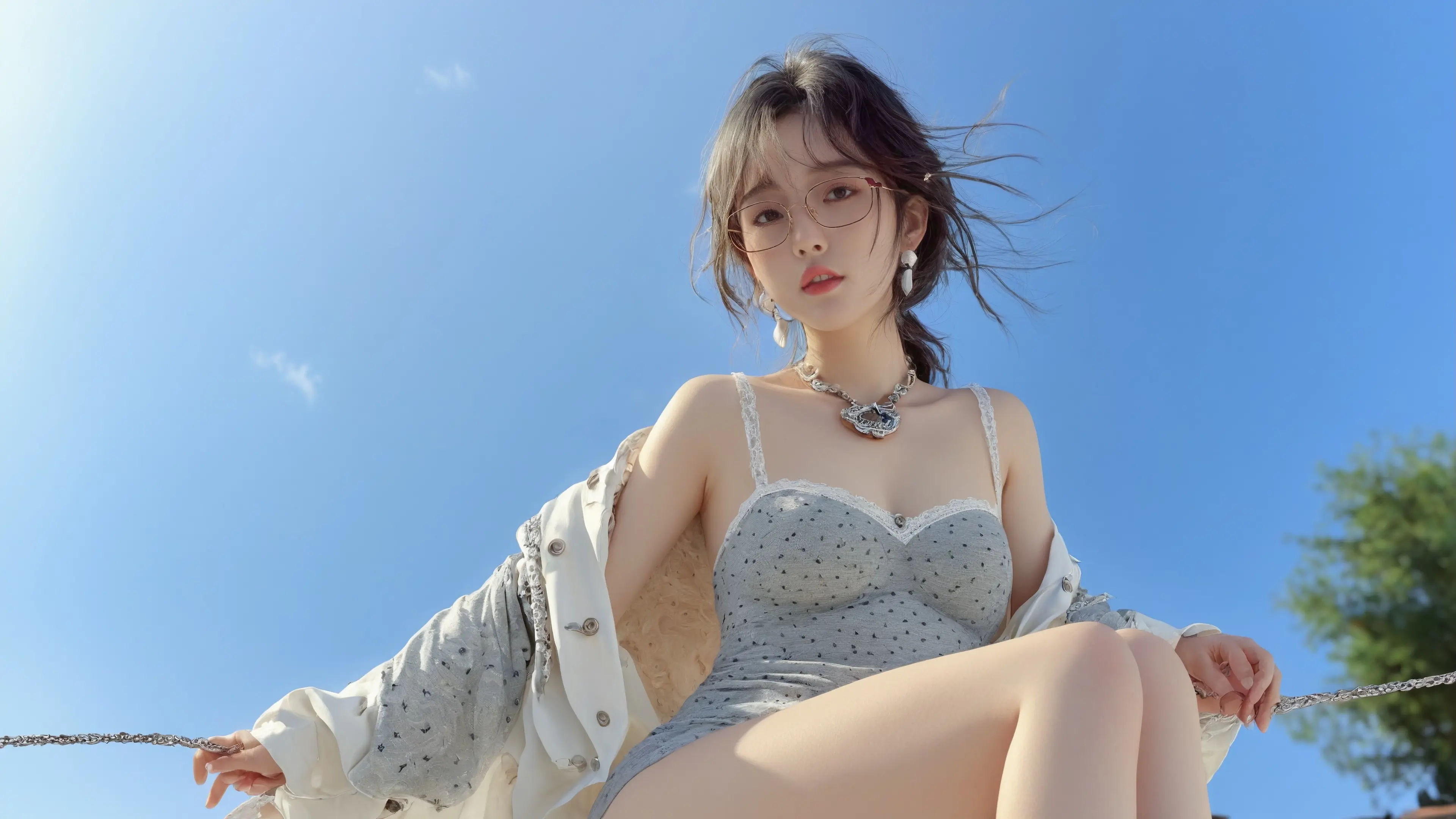 夏日甜美少女蓝天壁纸 3840×2160 预览图
