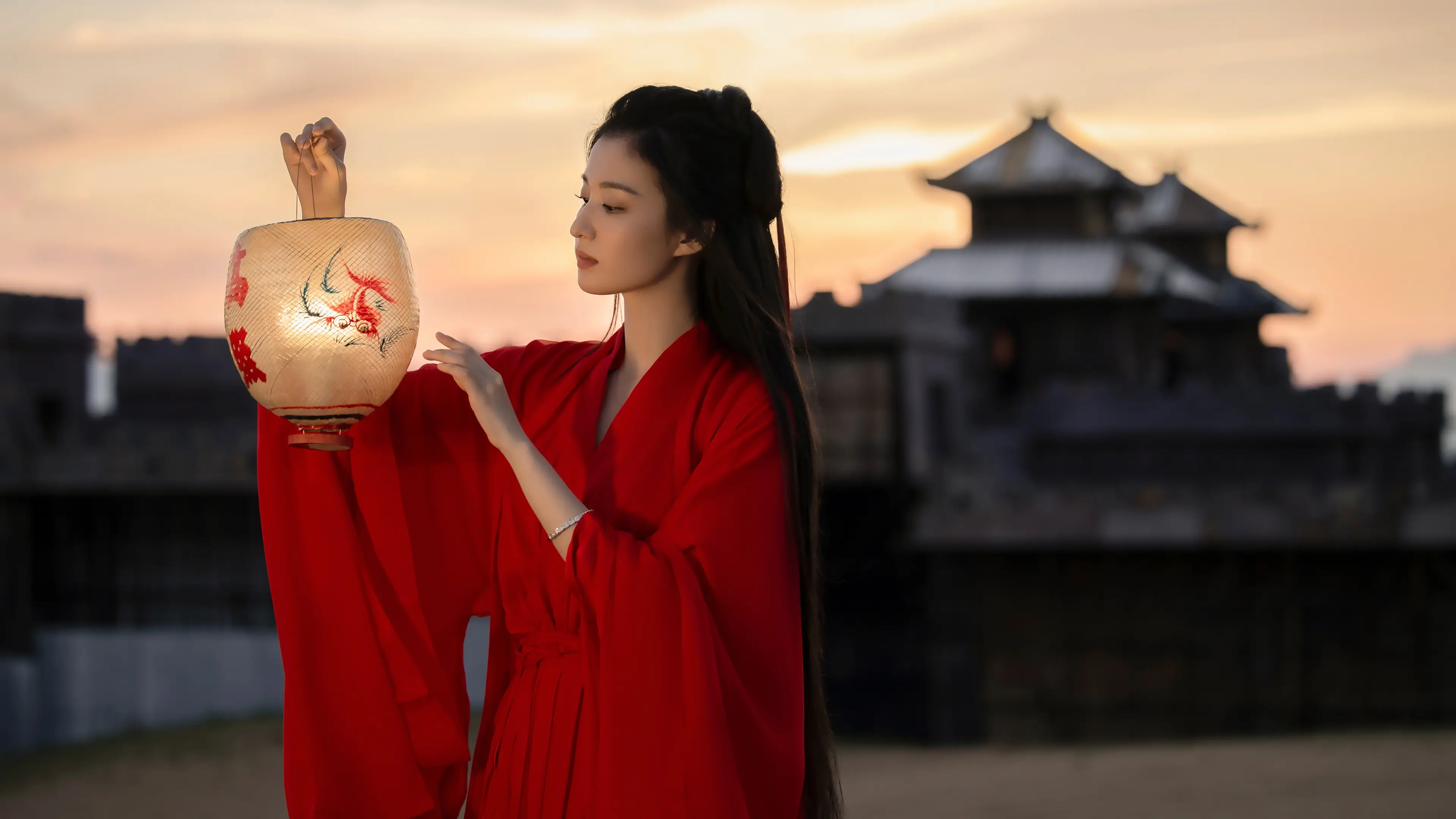 红衣女子古风灯笼夕阳背景壁纸 3840×2160 预览图