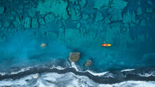 清澈海水皮划艇礁石海岸风光 3840×2160 缩略图