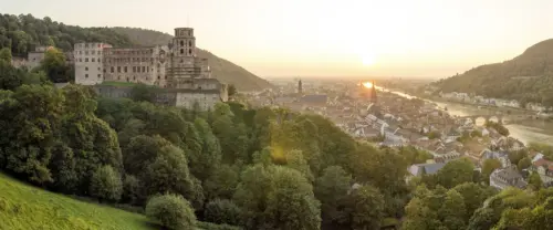 暮色古堡下的宁静小镇风光 3840×1600 缩略图