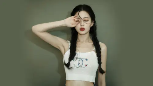 清新少女麻花辫白色上衣壁纸 7680×4320 缩略图