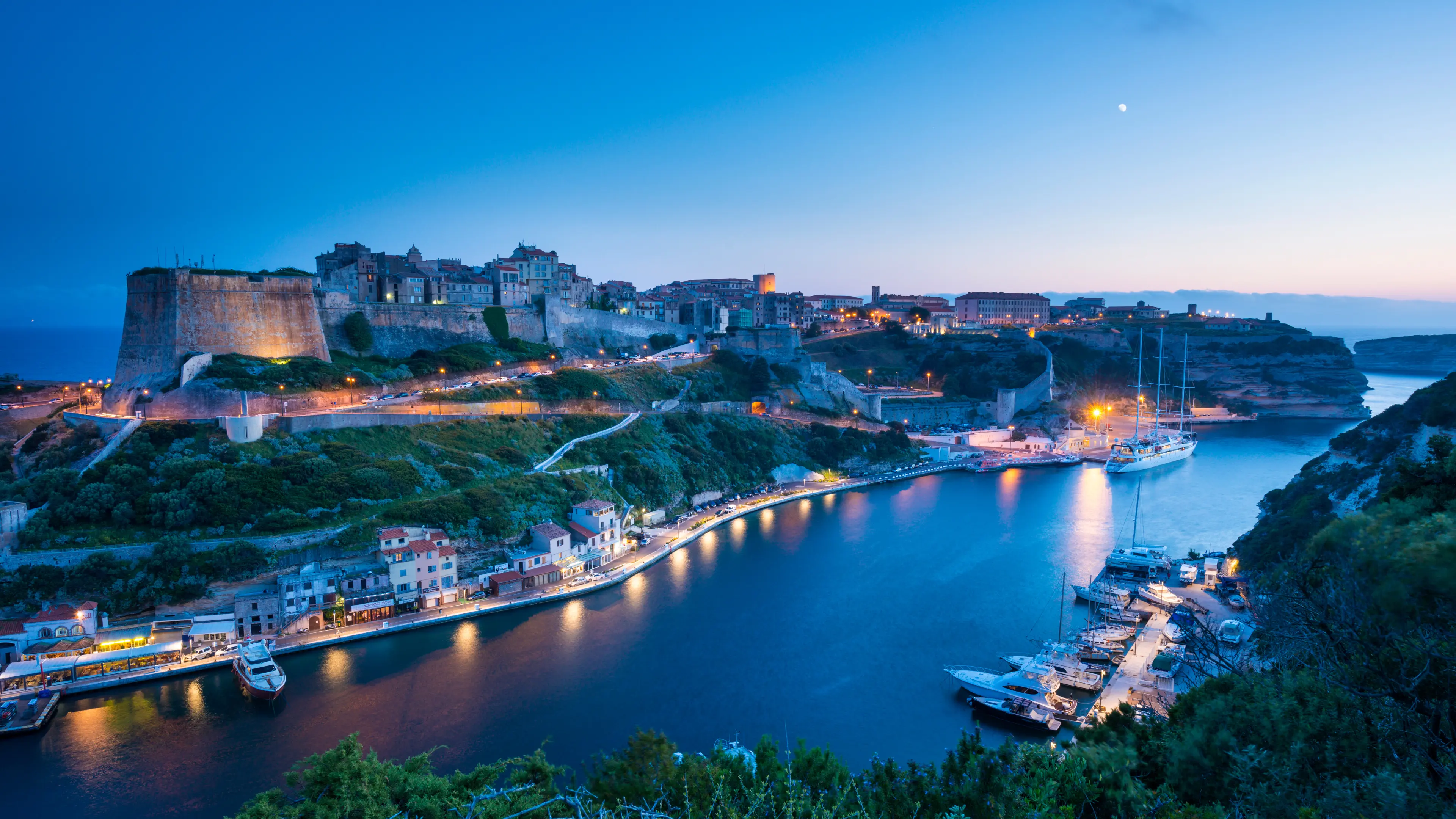 夜色下的海滨古城风光壁纸 3840×2160 预览图