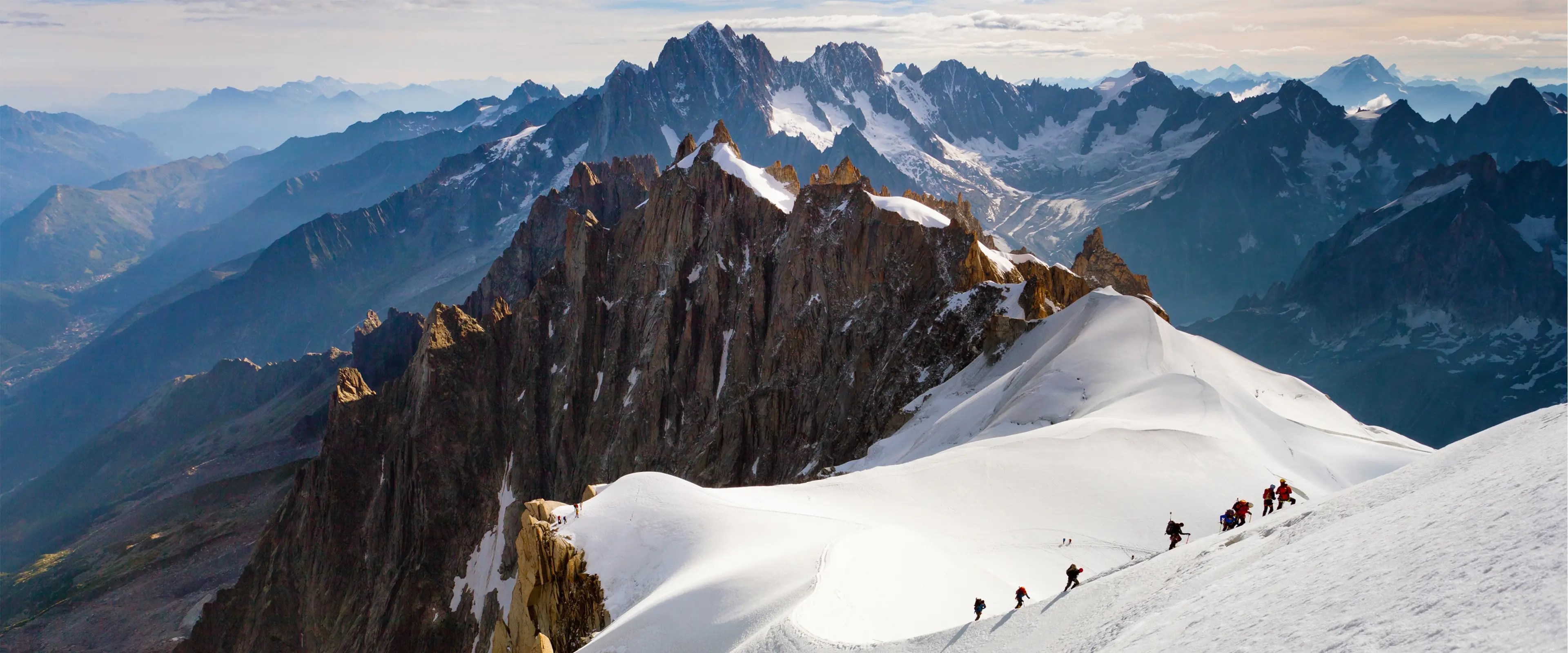 雪山攀登者壮丽山峰壁纸 3840×1600 预览图