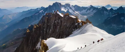 雪山攀登者壮丽山峰壁纸 3840×1600 缩略图