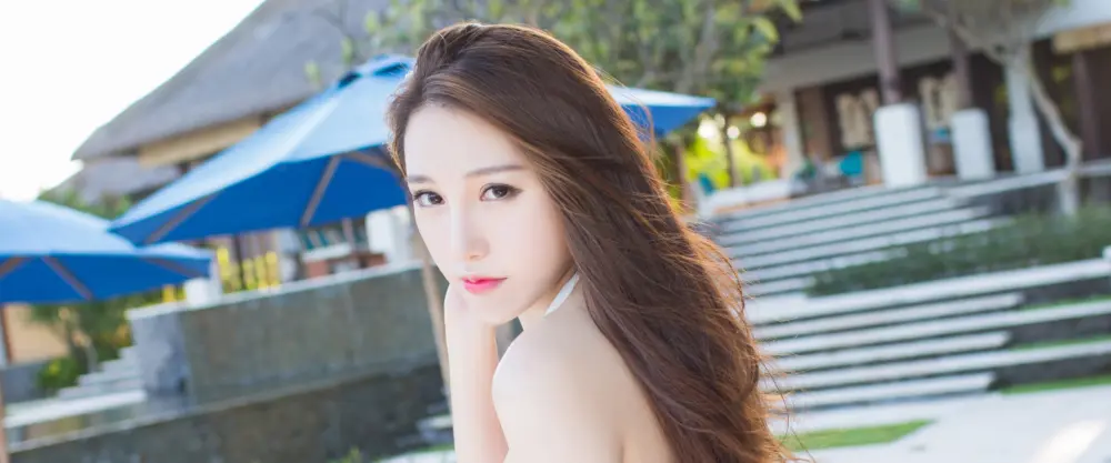 泳池边的美丽女子休闲时光 3840×1600