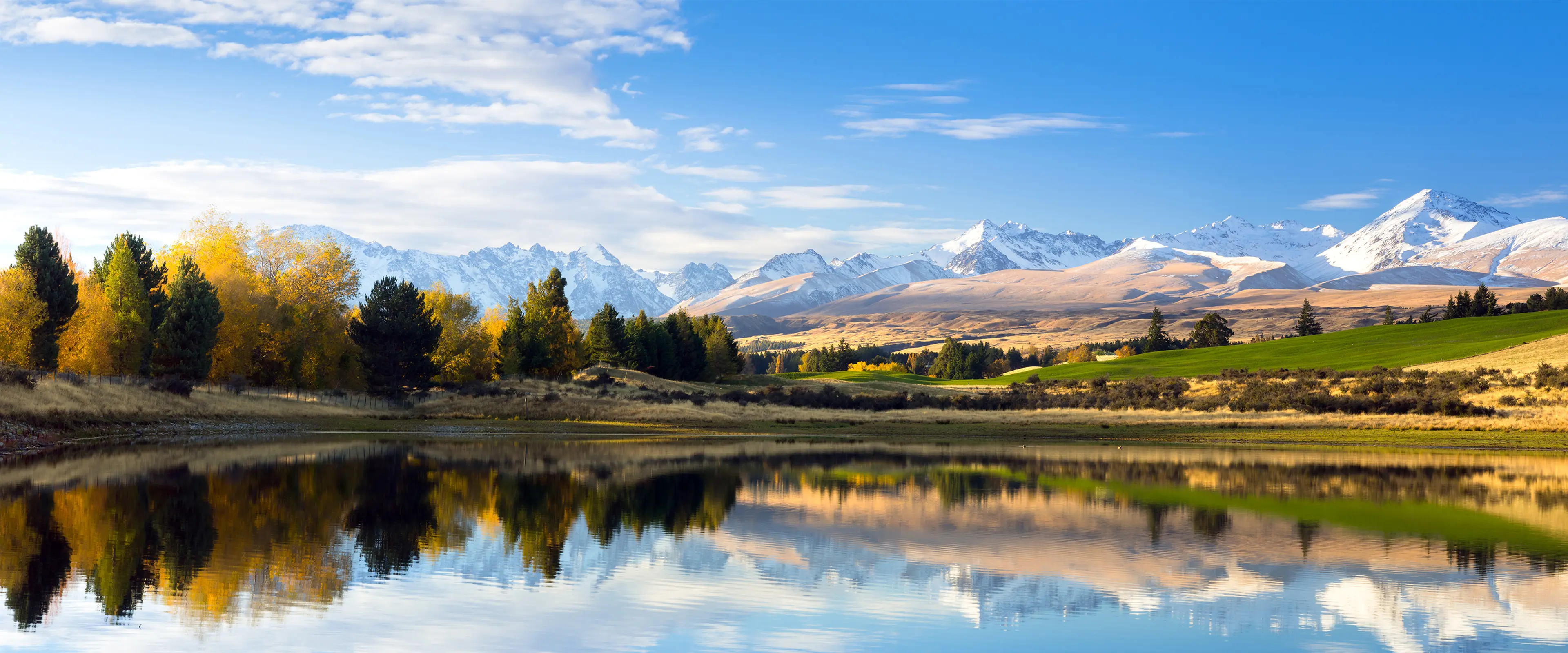 宁静湖面倒影雪山秋色壁纸 3840×1600 预览图