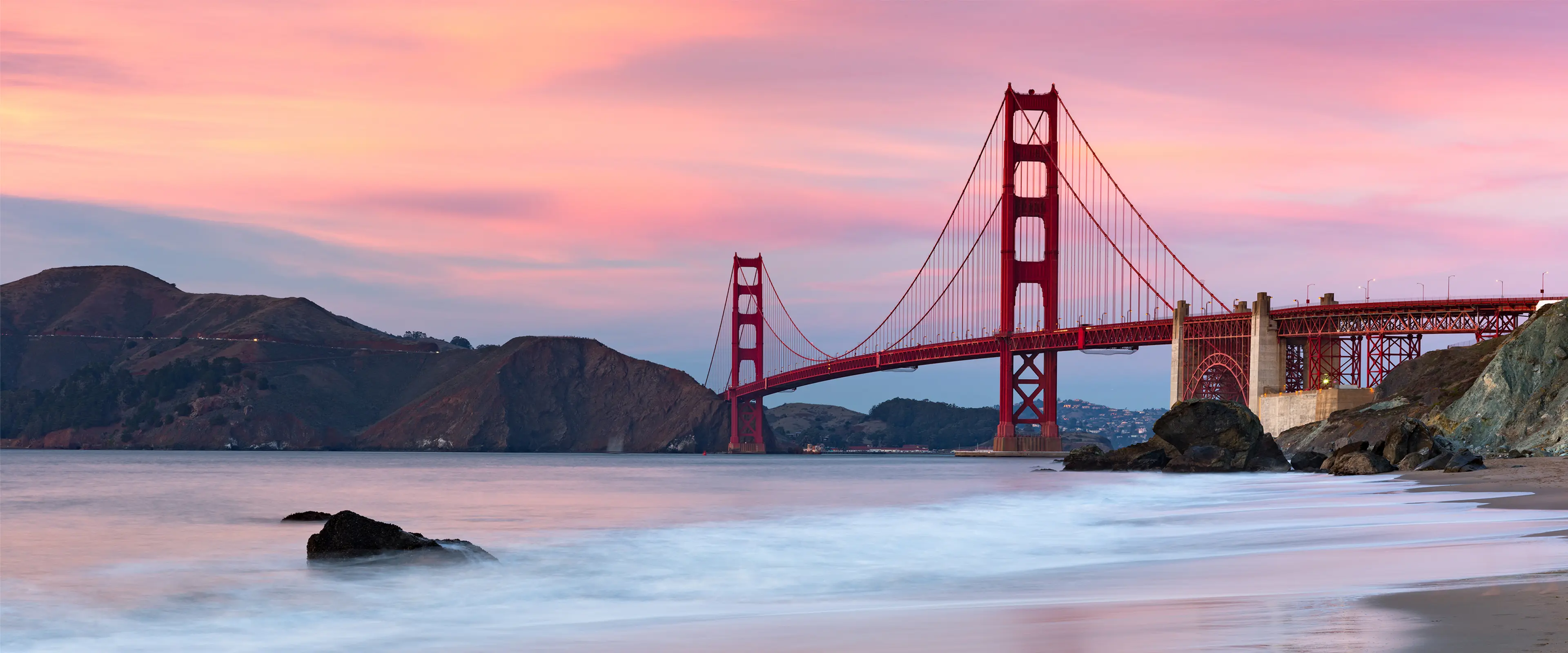 金色朝霞下的宏伟桥梁海岸风光壁纸 3840×1600 预览图