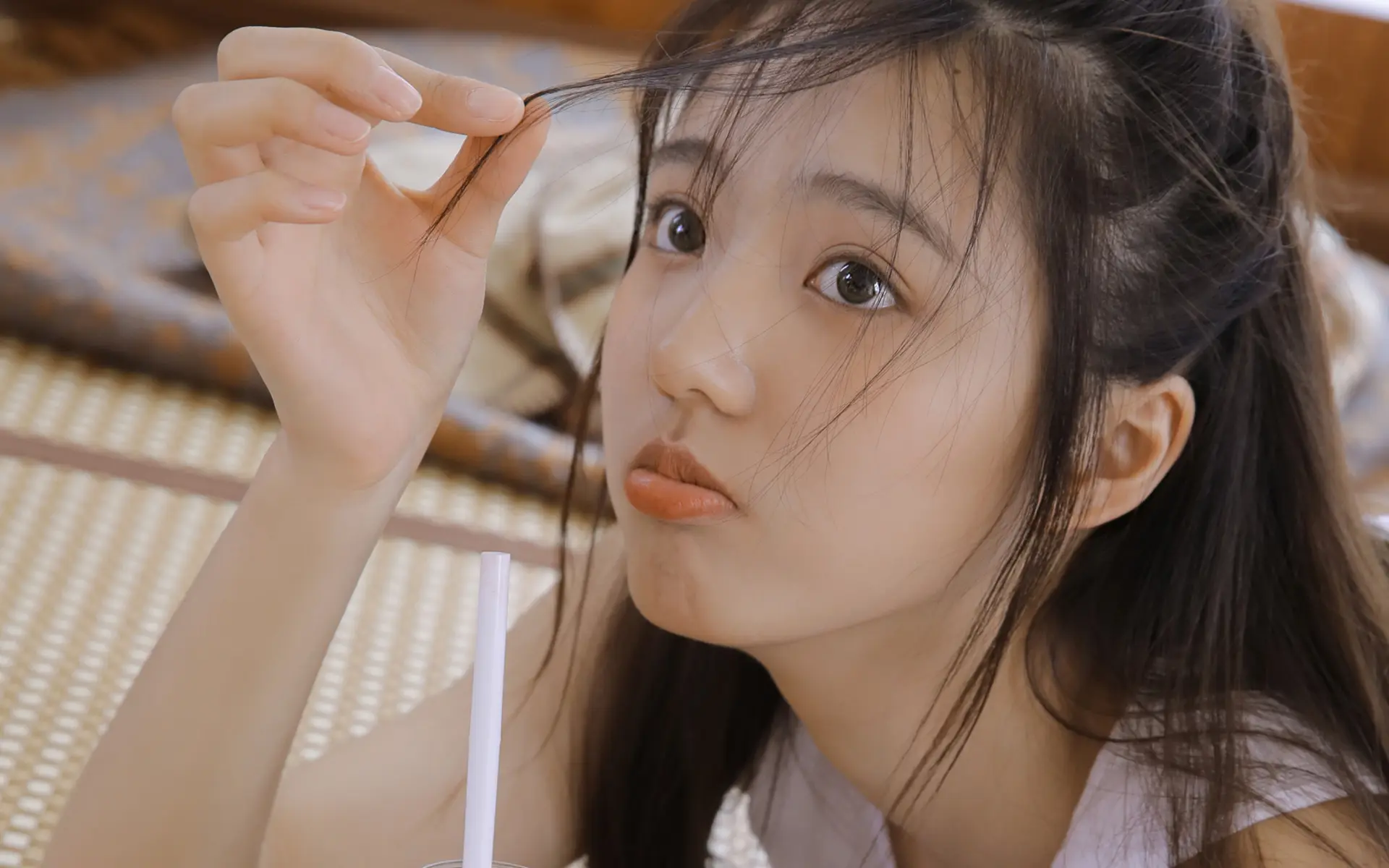嘟嘴少女的夏日饮品时光 1920×1200 预览图