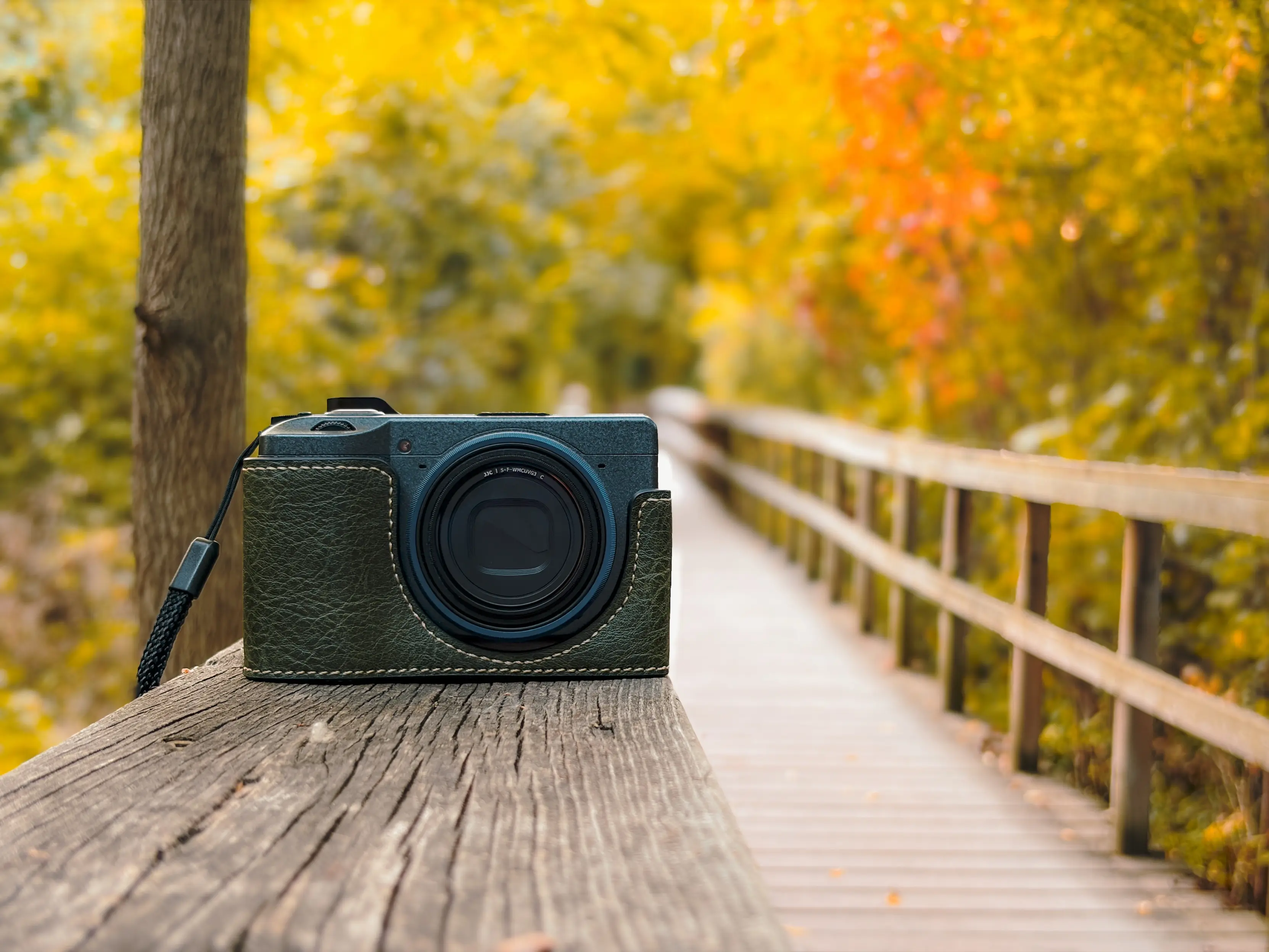 秋日暖阳下的木桥相机风景壁纸 3326×2495 预览图