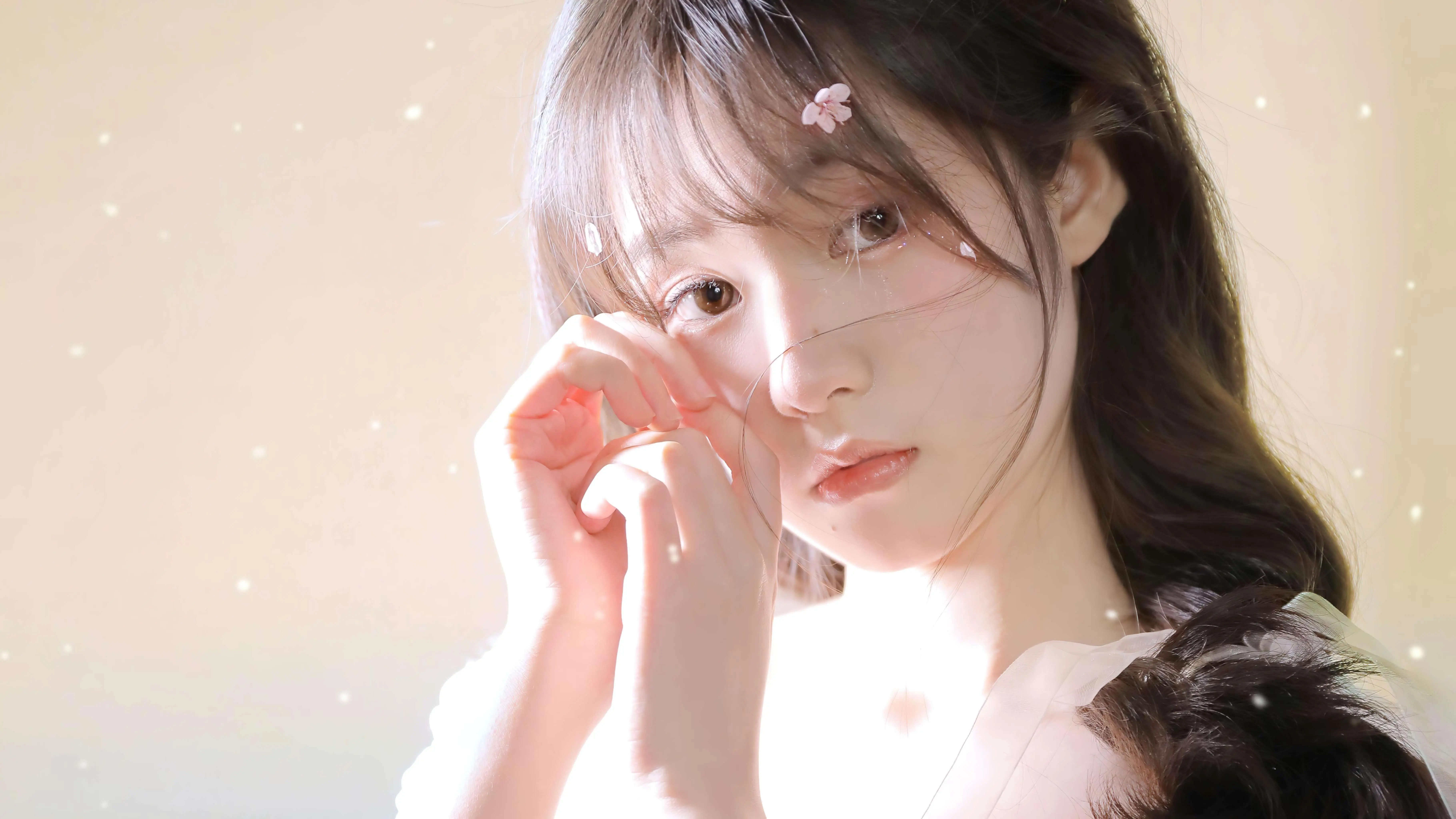 温柔少女侧颜特写壁纸 7281×4096 预览图