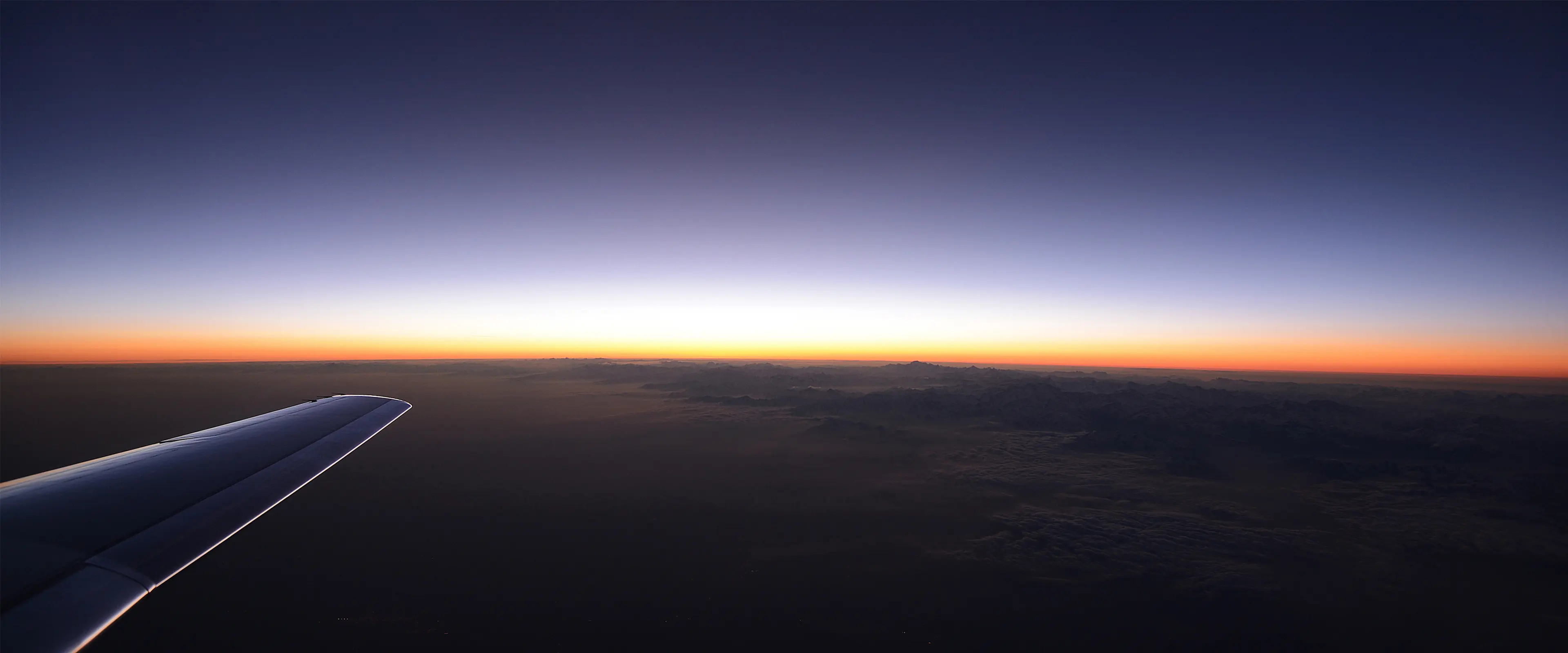 飞机舷窗外日出美景壁纸 3840×1600 预览图