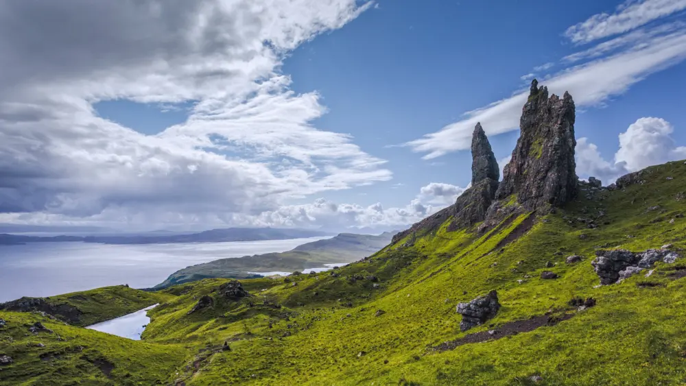 绿色山峦湖泊蓝天白云风光壁纸 3840×2160