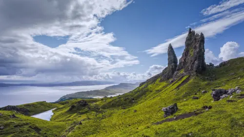 绿色山峦湖泊蓝天白云风光壁纸 3840×2160 缩略图