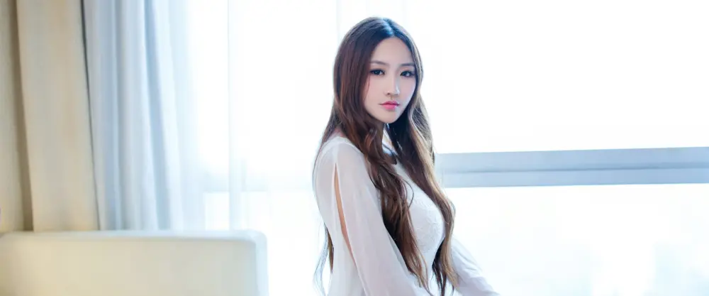 优雅白裙美女高清壁纸 3840×1600