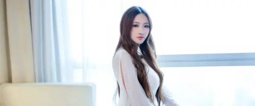 优雅白裙美女高清壁纸 3840×1600 缩略图
