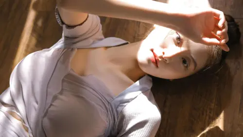 阳光下的恬静少女壁纸 7680×4320 缩略图