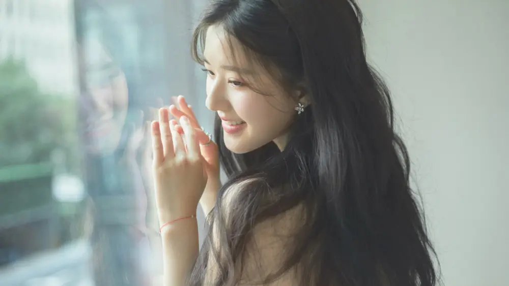 温柔微笑的窗边少女壁纸 3840×2160