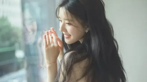 温柔微笑的窗边少女壁纸 3840×2160 缩略图