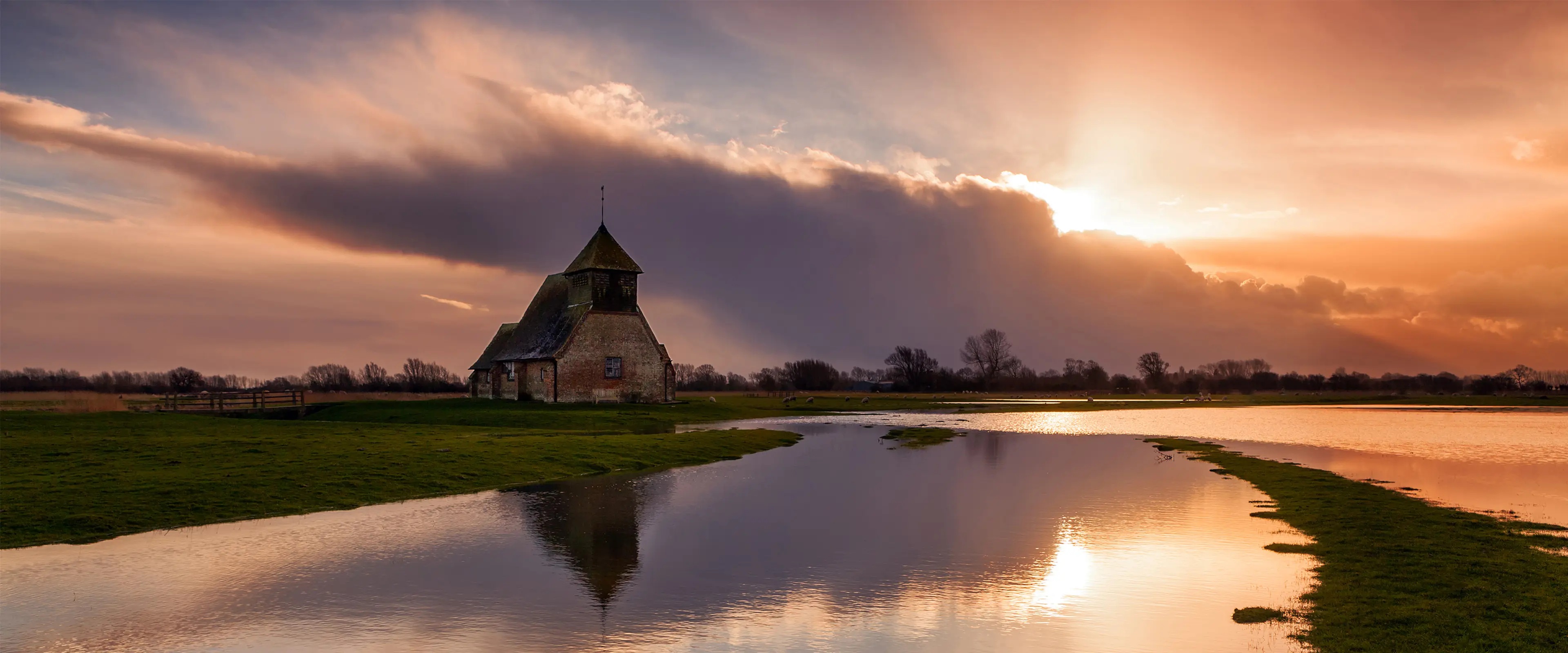 宁静水面倒影古老教堂的傍晚景色壁纸 3840×1600 预览图