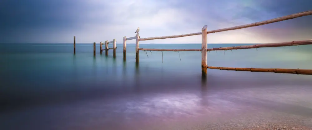 宁静水面木栅栏意境壁纸 3840×1600