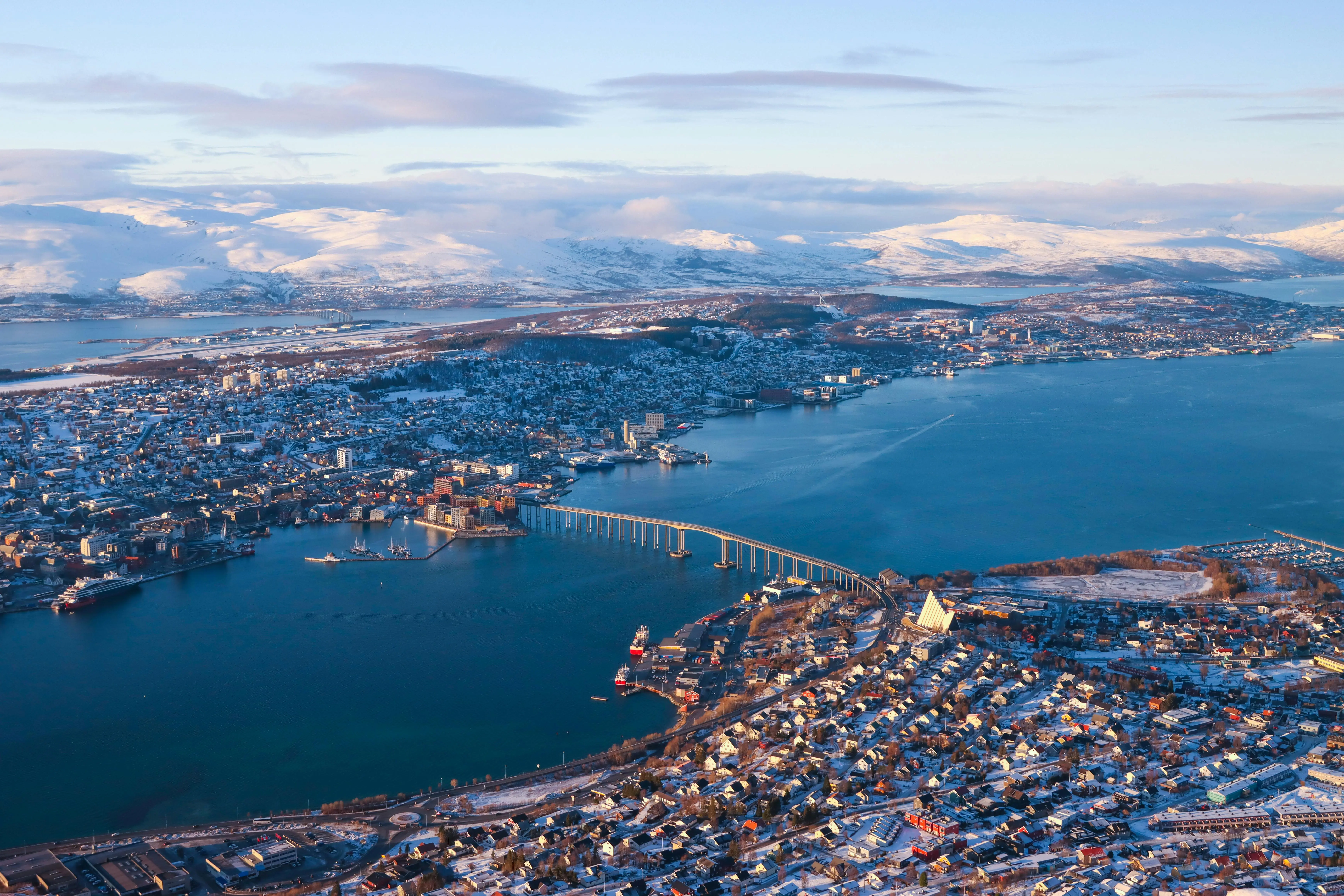 雪山下的城市与海湾风光 6960×4640 预览图