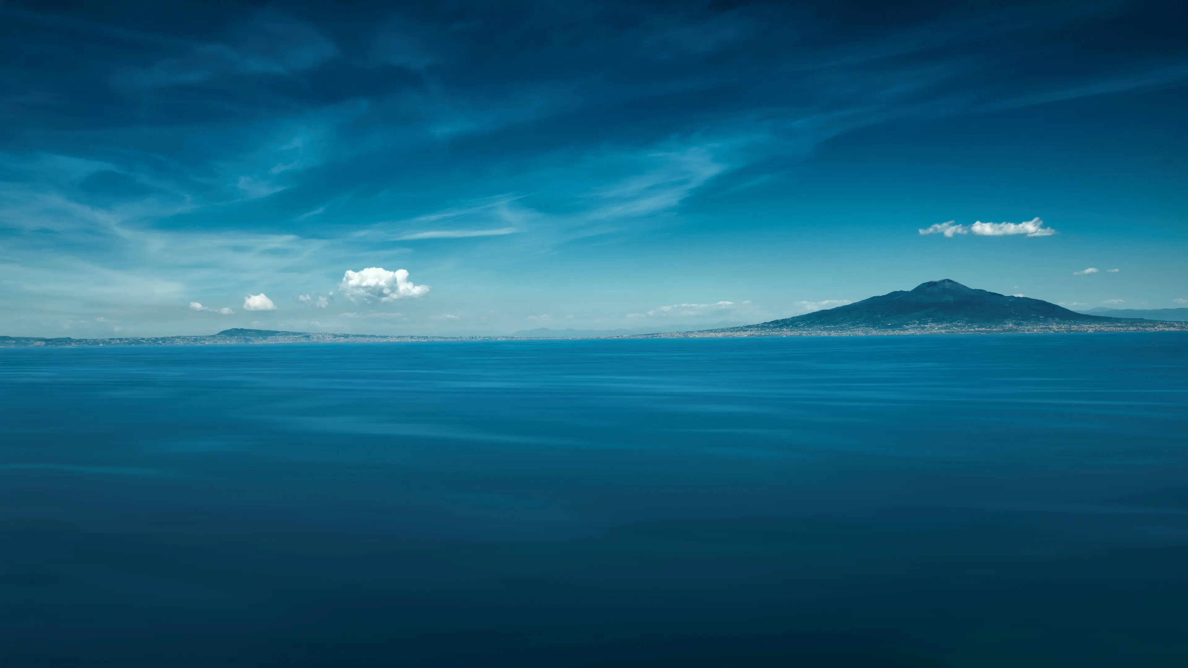 宁静海面远山壁纸 3840×2160 预览图