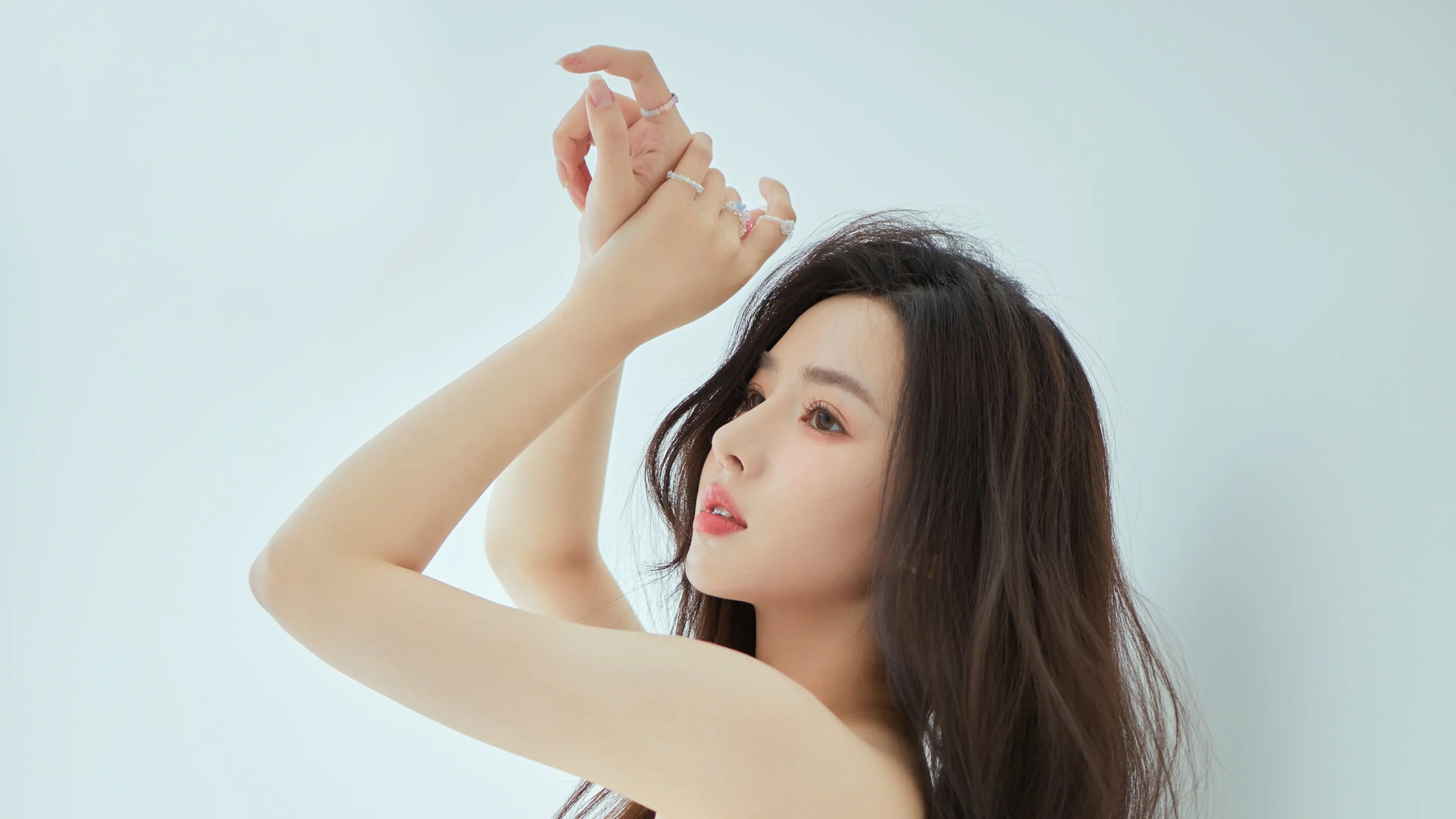 素雅美人抬手凝视壁纸 3840×2160 预览图