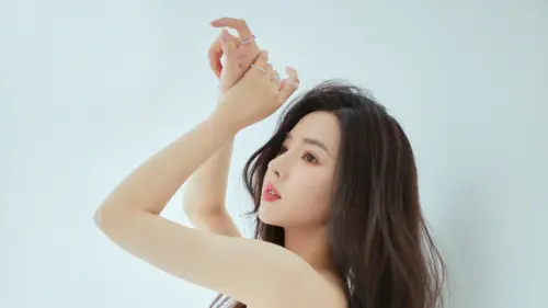 素雅美人抬手凝视壁纸 3840×2160 缩略图