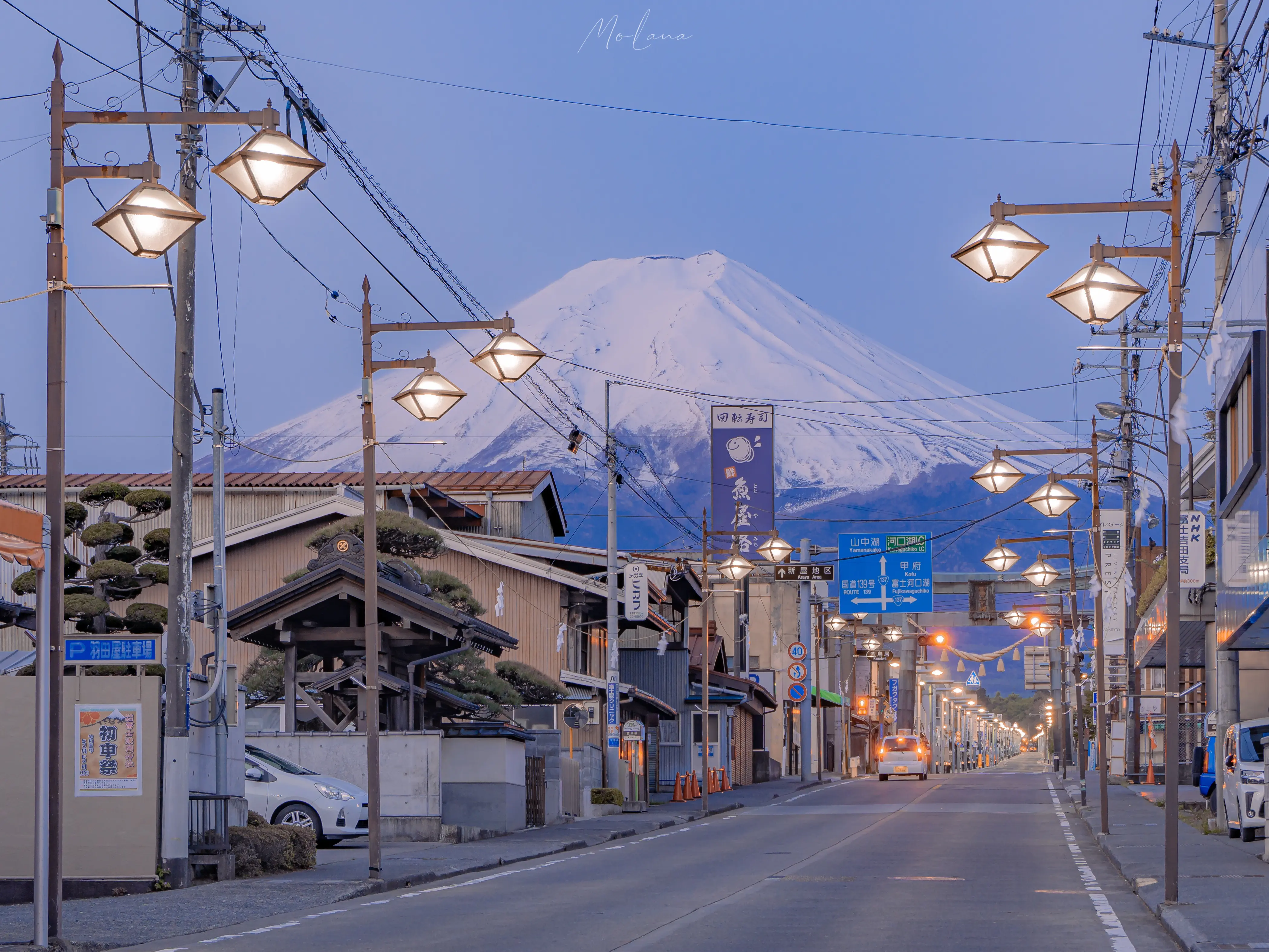 富士山下的日式街景壁纸 4197×3148 预览图
