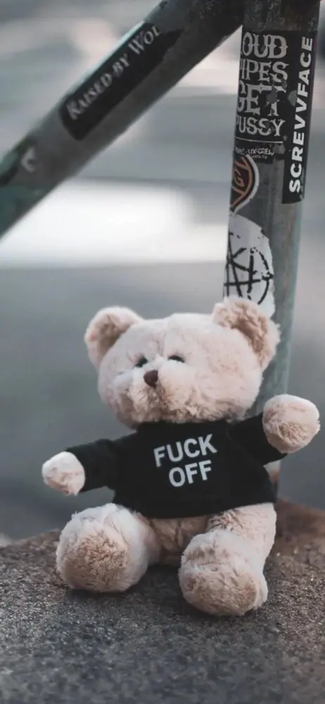 玩偶熊街头一角孤独身影壁纸 1080×2339