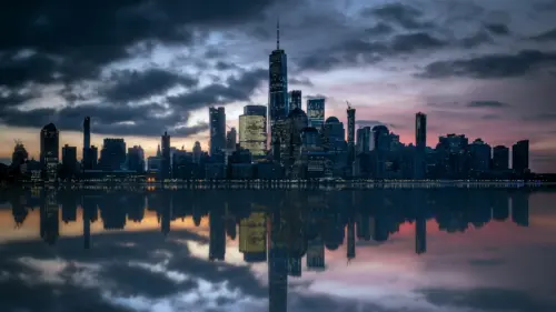 夜幕下的城市天际线水面倒影壁纸 3840×2160 缩略图