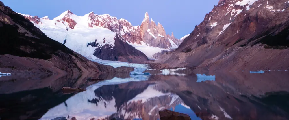 宁静雪山湖面倒影风光壁纸 3840×1600