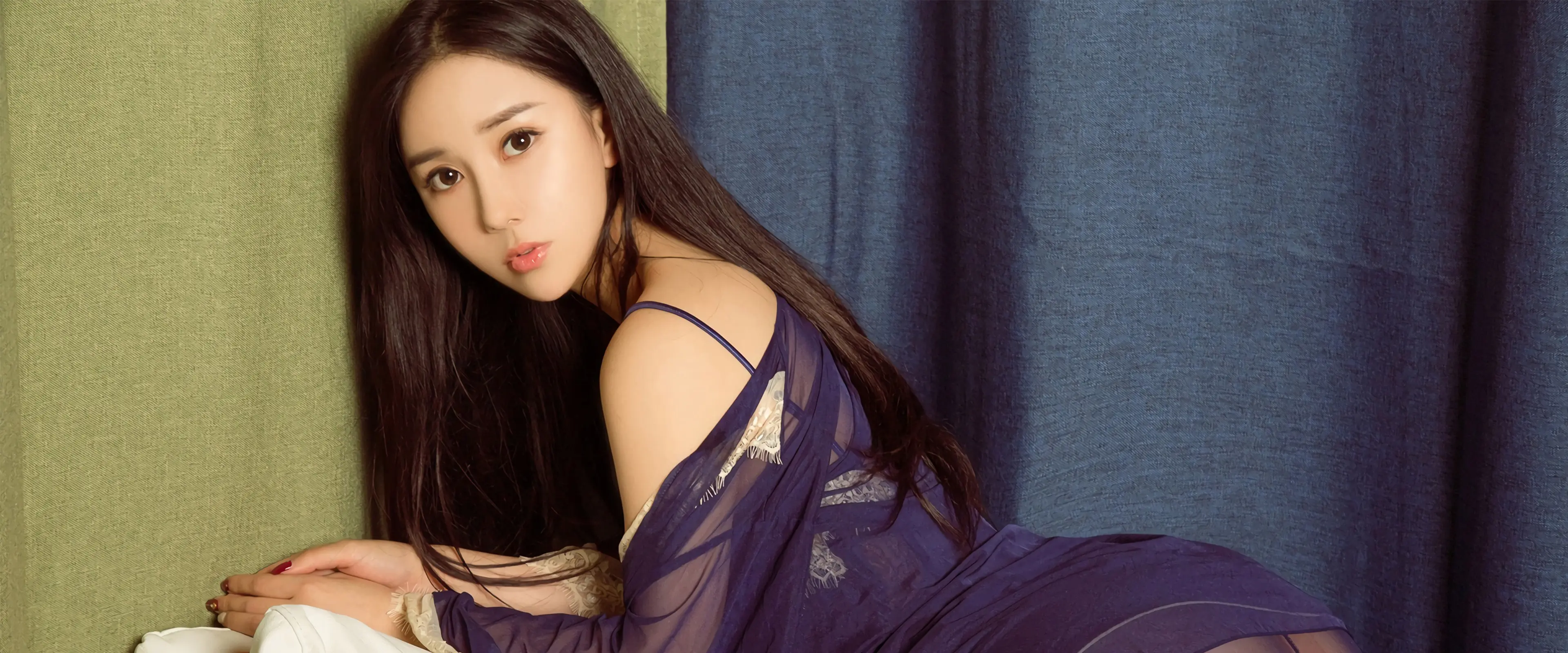 性感美女居家写真壁纸 3840×1600 预览图