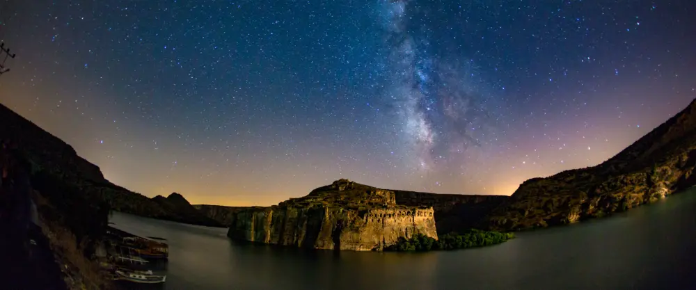 静谧湖畔璀璨星空夜景壁纸 3840×1600