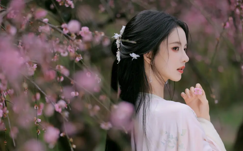 桃花树下古典美人回眸 3840×2400