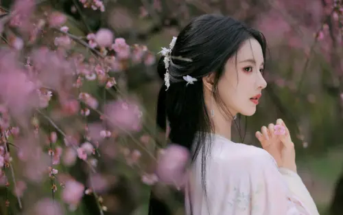 桃花树下古典美人回眸 3840×2400 缩略图