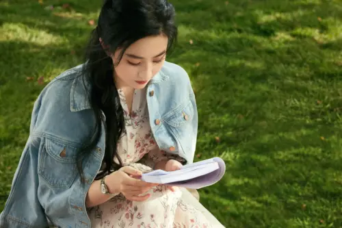 草地阅读的恬静女孩壁纸 7680×5122 缩略图