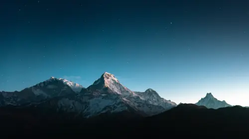 巍峨雪山星空壁纸 5000×2800 缩略图