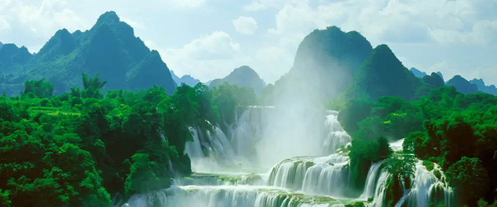壮丽瀑布翠绿山峦自然风光壁纸 3840×1600