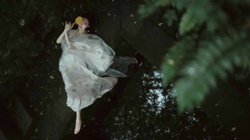 古风女子池边赏月壁纸 7680×4320