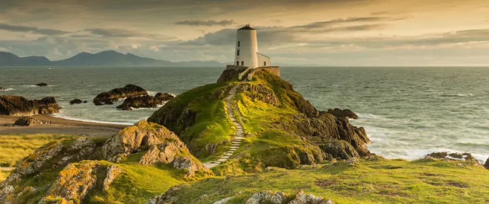 海边灯塔礁石风光 3840×1600