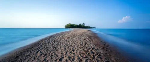 碧海蓝天沙滩小岛意境壁纸 3840×1600 缩略图