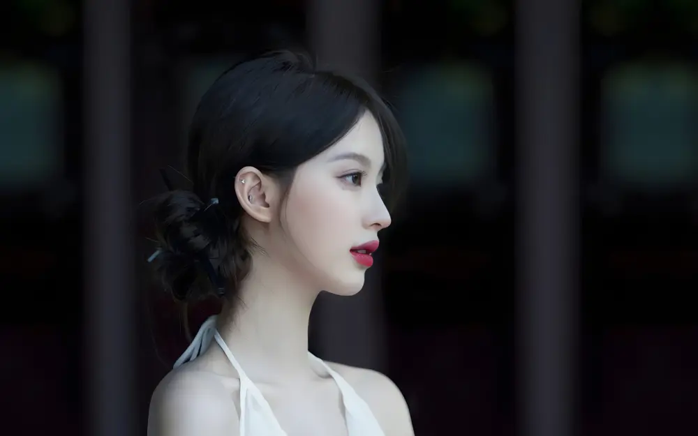 侧颜美人黑发红唇 5832×3645