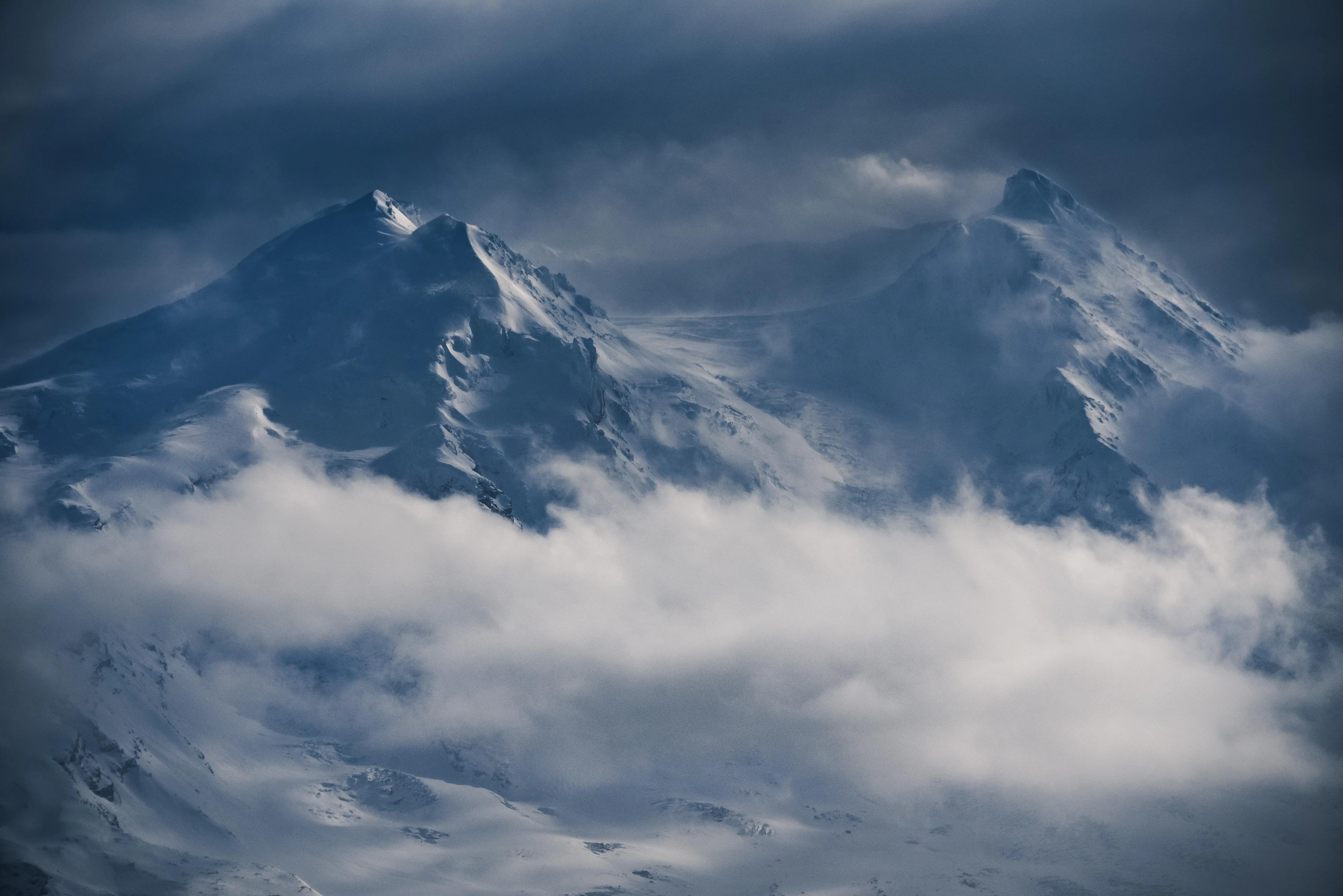 雪山云雾缭绕意境壁纸 6016×4016 预览图