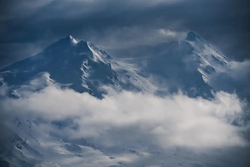 雪山云雾缭绕意境壁纸 6016×4016