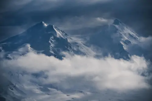 雪山云雾缭绕意境壁纸 6016×4016 缩略图