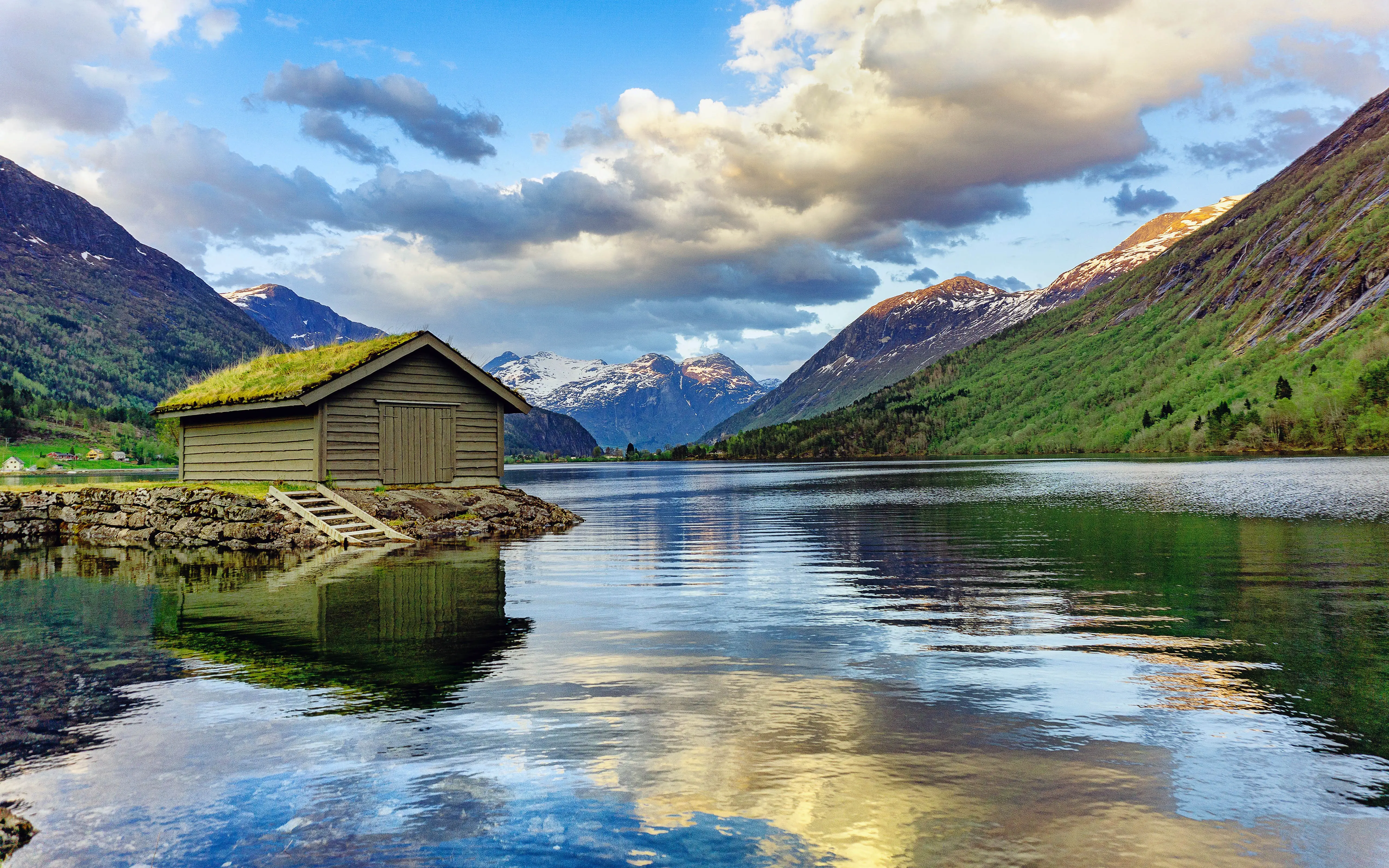 宁静湖畔小屋雪山风光壁纸 5120×3200 预览图