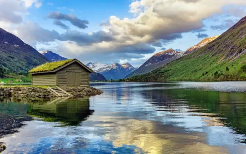 宁静湖畔小屋雪山风光壁纸 5120×3200 缩略图