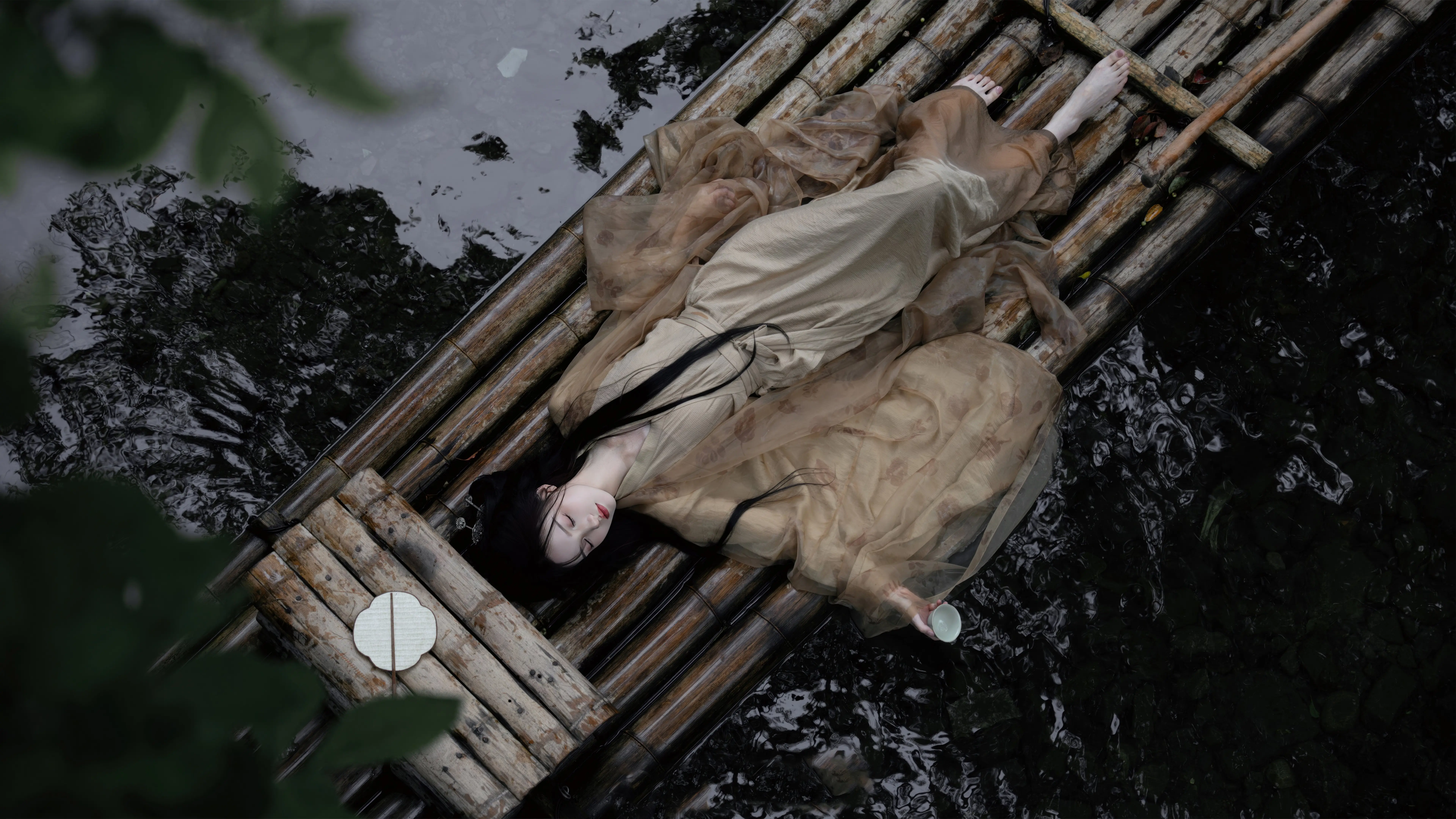 竹筏女子水墨风意境壁纸 7680×4320 预览图